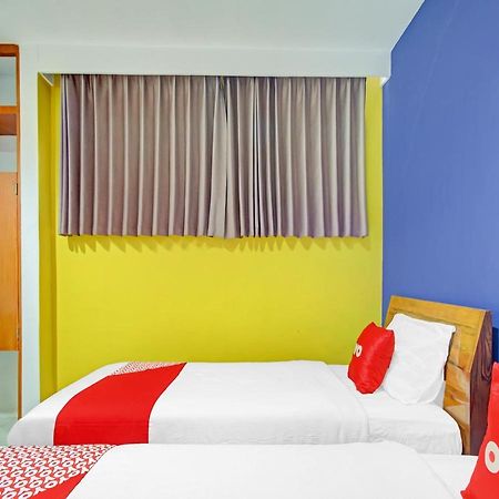 Oyo 90248 D'Em Homestay Family Kediri  Zewnętrze zdjęcie